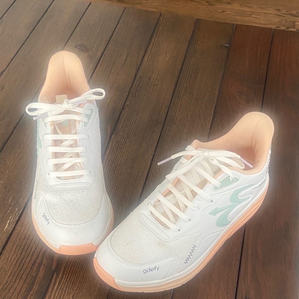 Gdefy Women's Peachwhite
Energiya sneakers